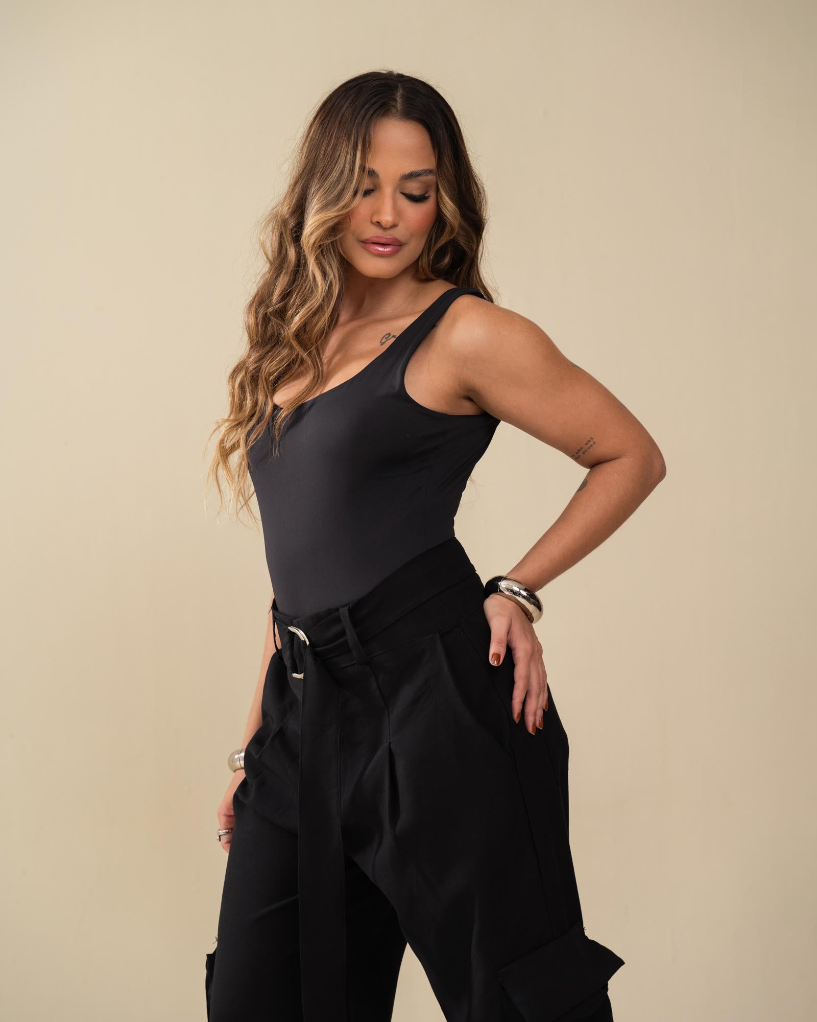 CALÇA SLOUCHY COM CINTO E BOLSOS CARGO