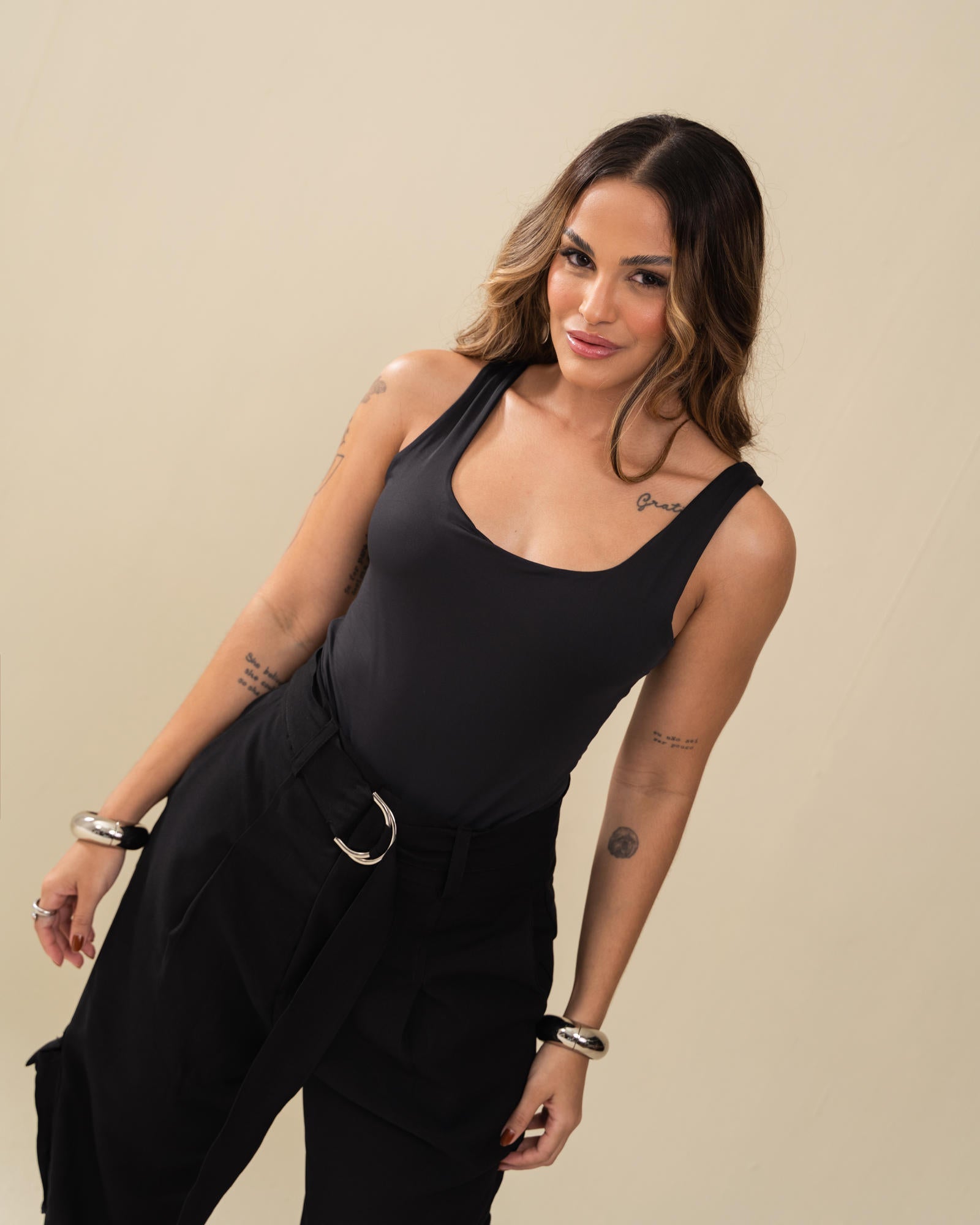 CALÇA SLOUCHY COM CINTO E BOLSOS CARGO