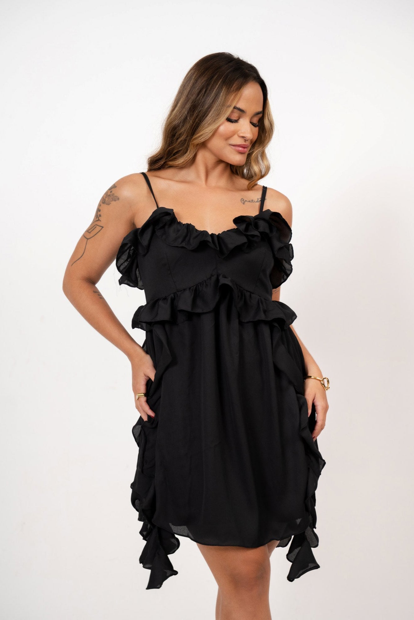 VESTIDO CURTO COM ALCINHAS E BABADOS