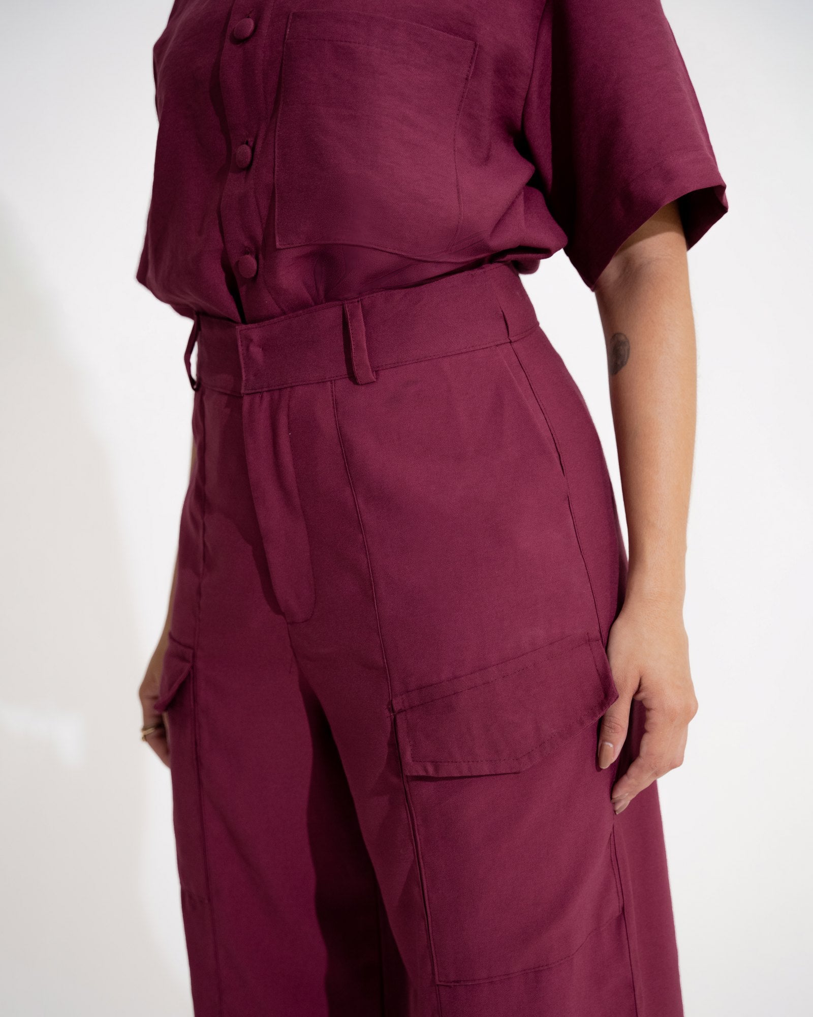 CALÇA RETA BOLSOS FRONTAIS