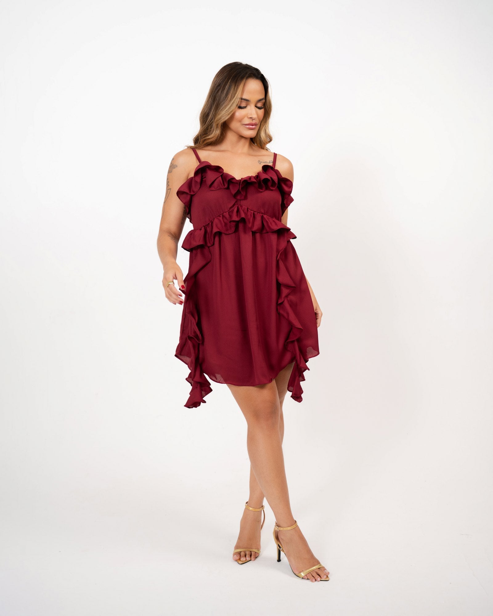 VESTIDO CURTO COM ALCINHAS E BABADOS