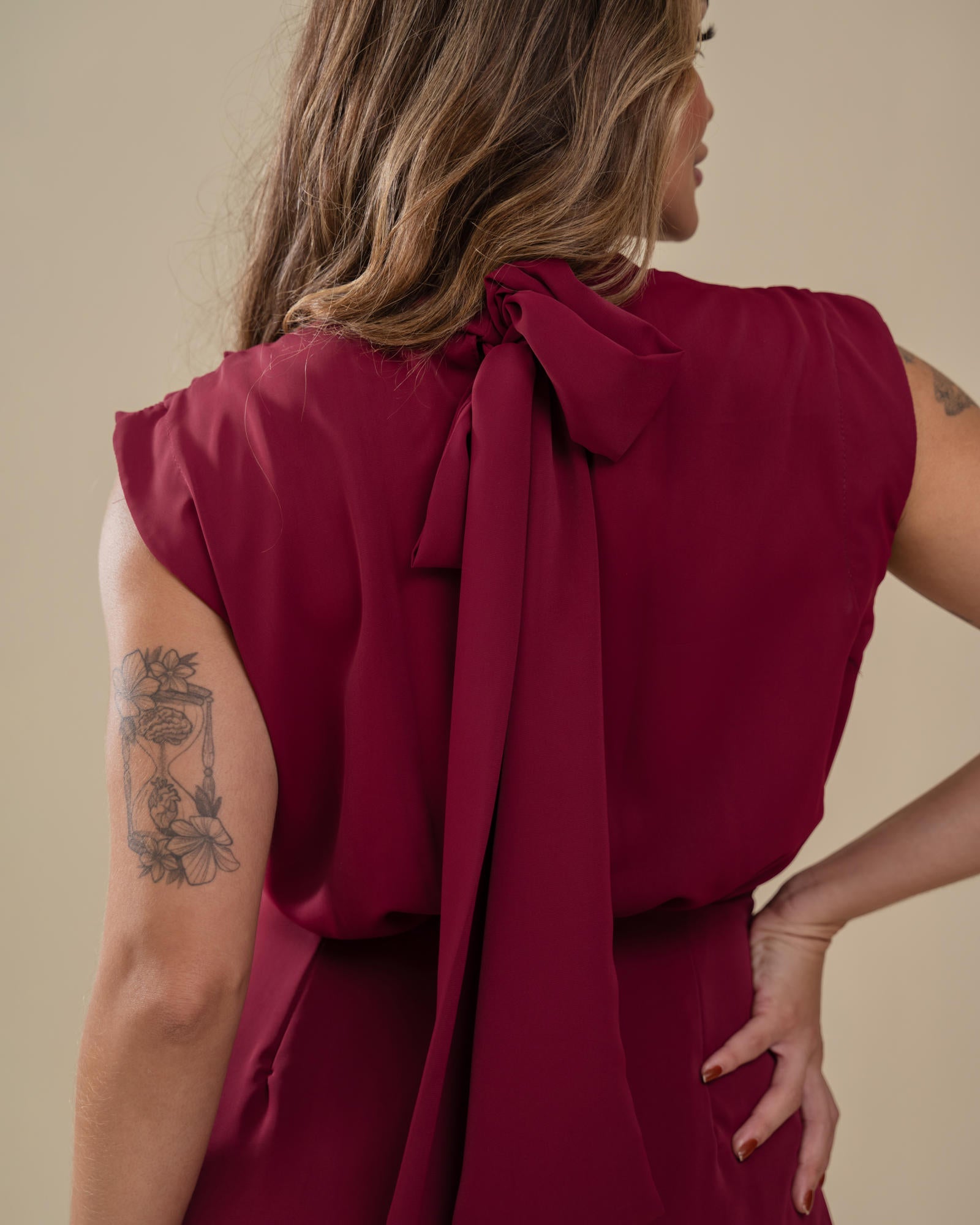 VESTIDO CURTO COM OMBROS DRAPEADOS