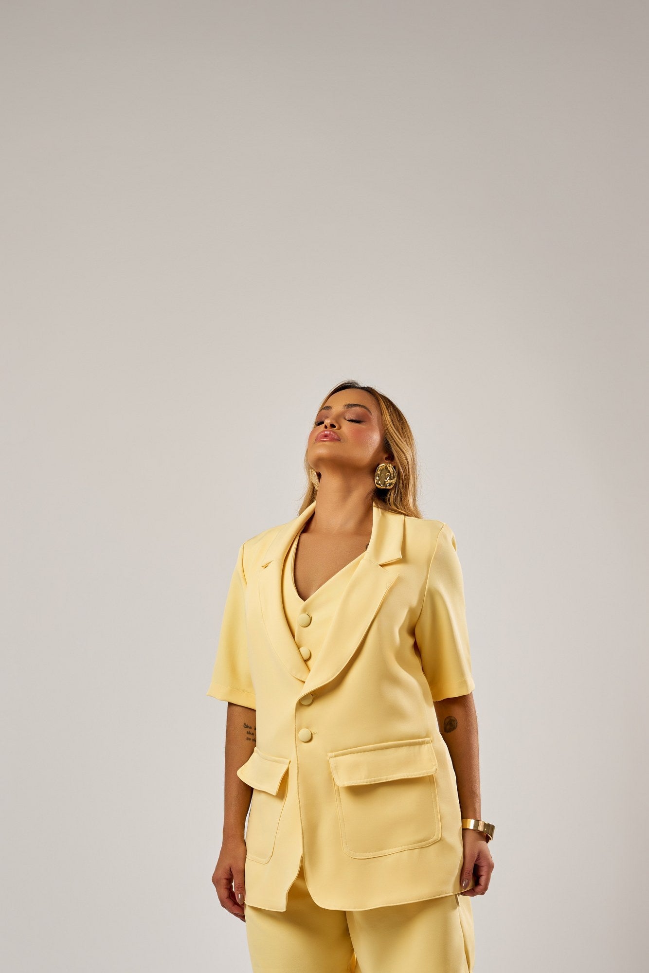 BLAZER ALFAIATARIA MANGA CURTA BOLSOS CARGO