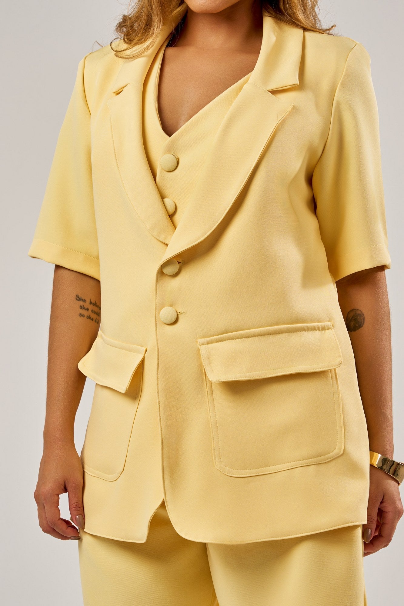 BLAZER ALFAIATARIA MANGA CURTA BOLSOS CARGO