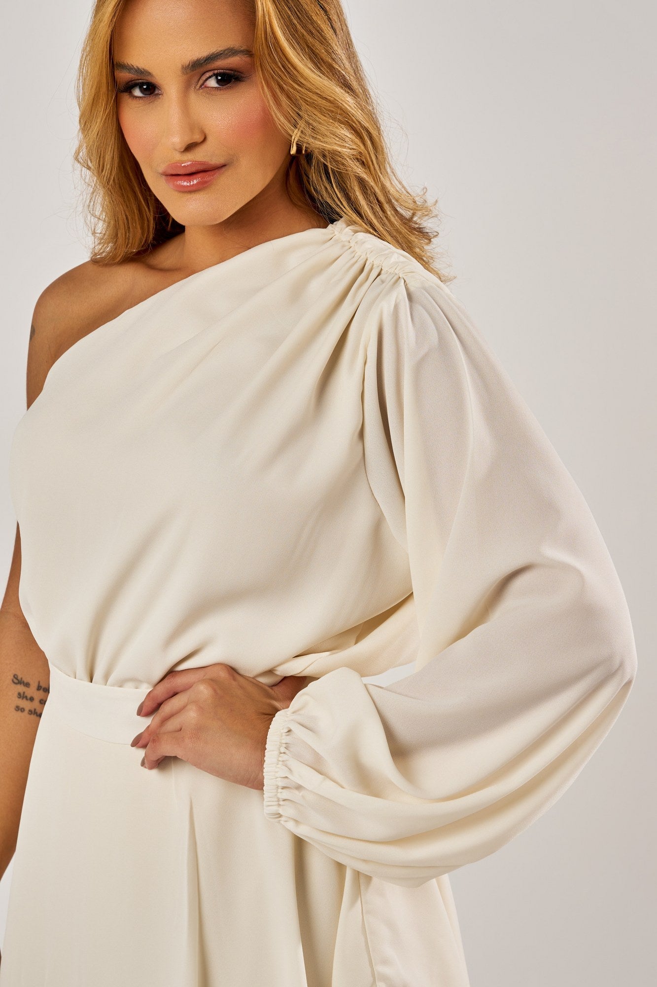 BODY OMBRO ÚNICO MANGA BUFANTE