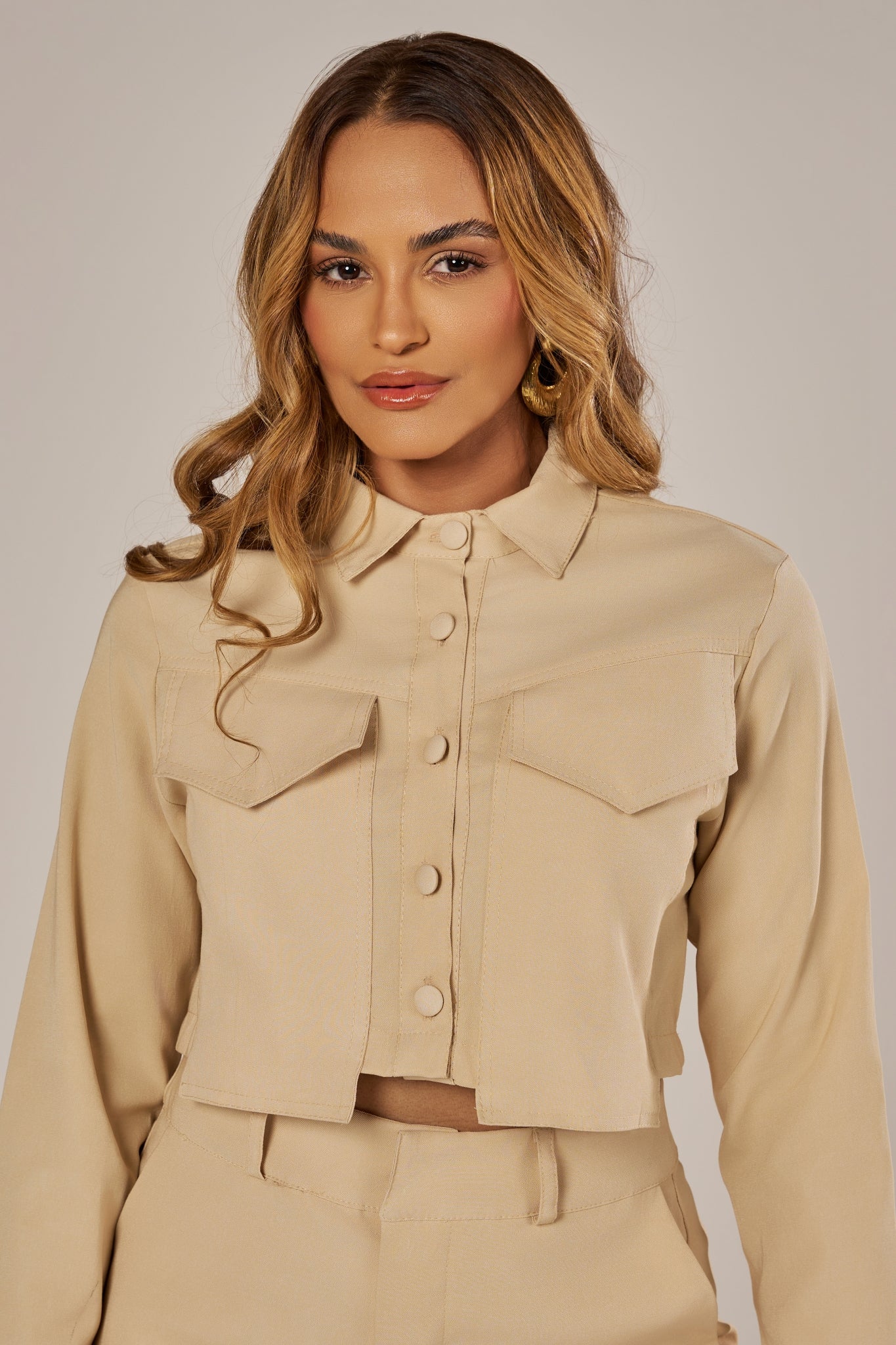 CAMISA CROPPED MAXI BOLSOS